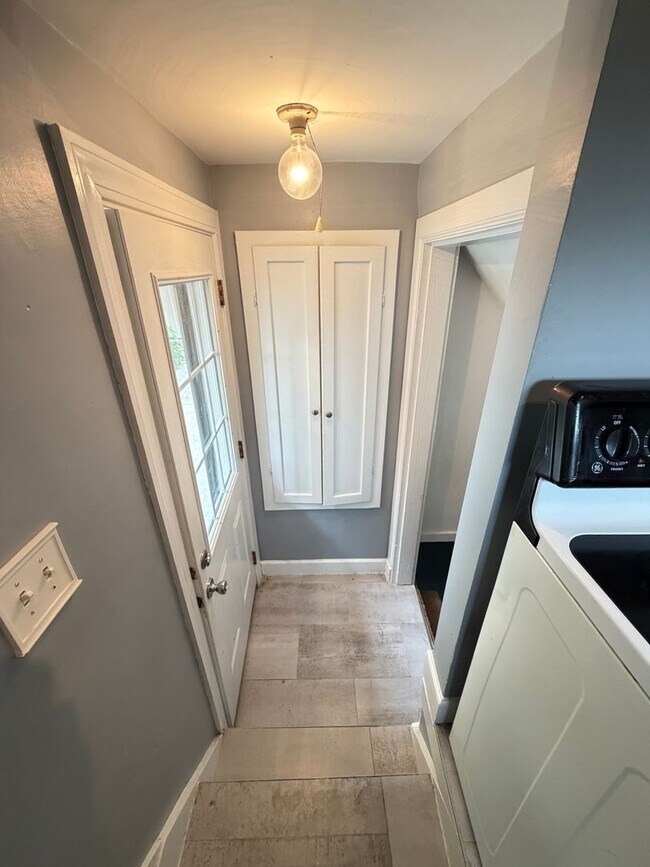 Building Photo - 3 Bedroom Home With A  Basement And Large Back Yard