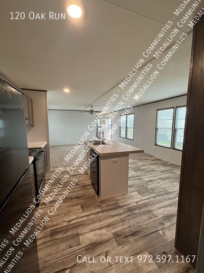 Building Photo - 120 Oak Run