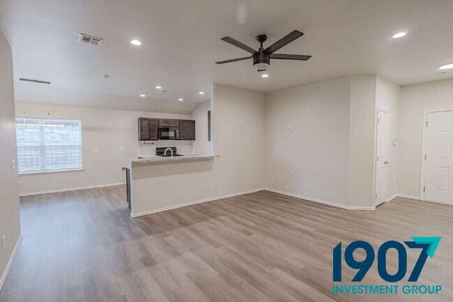 Building Photo - Modern & Spacious 3-Bedroom Home in Newcas...