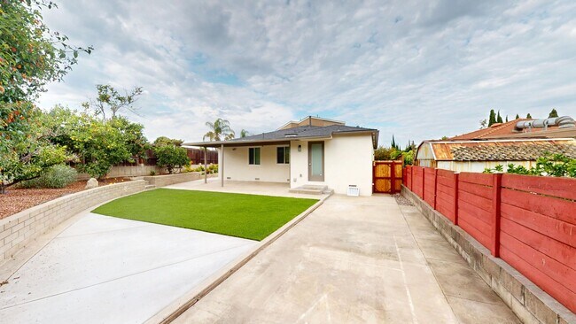 Building Photo - Newly Renovated House!!