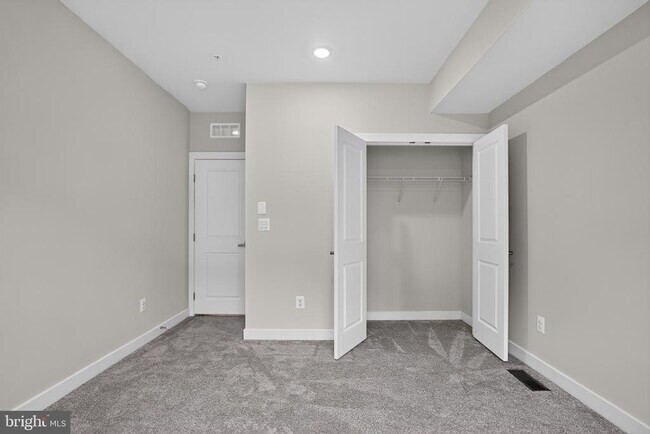 Building Photo - 13246 Lake Woodland Way