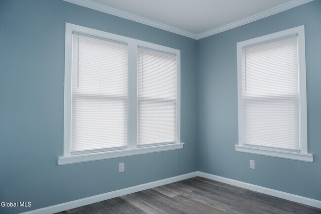 Building Photo - 418 3rd St