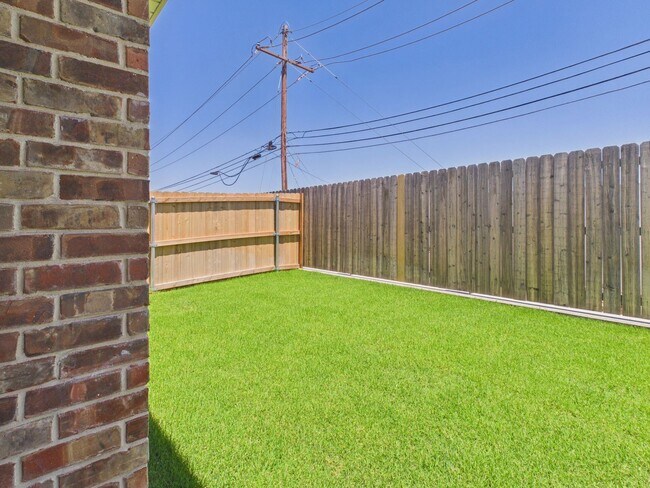 Building Photo - Great 2 Bedroom in West Plains District