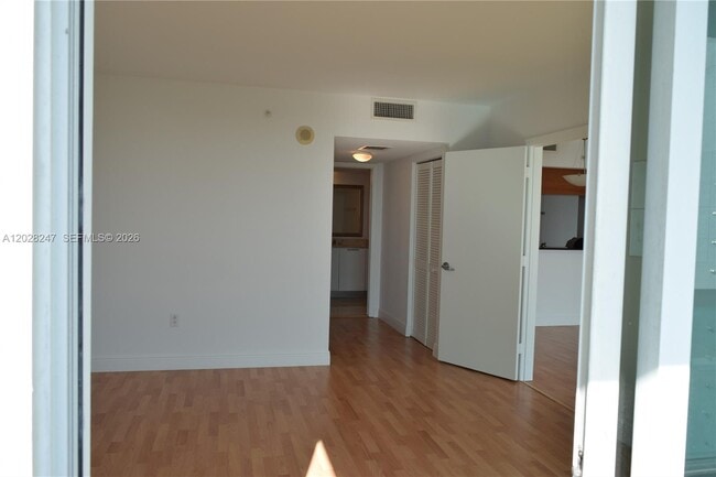 Building Photo - 1800 N Bayshore Dr