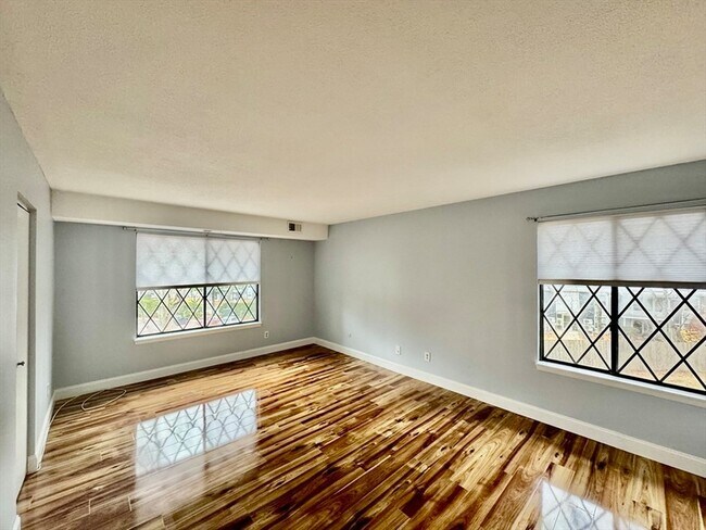 Building Photo - 4700 N Main St