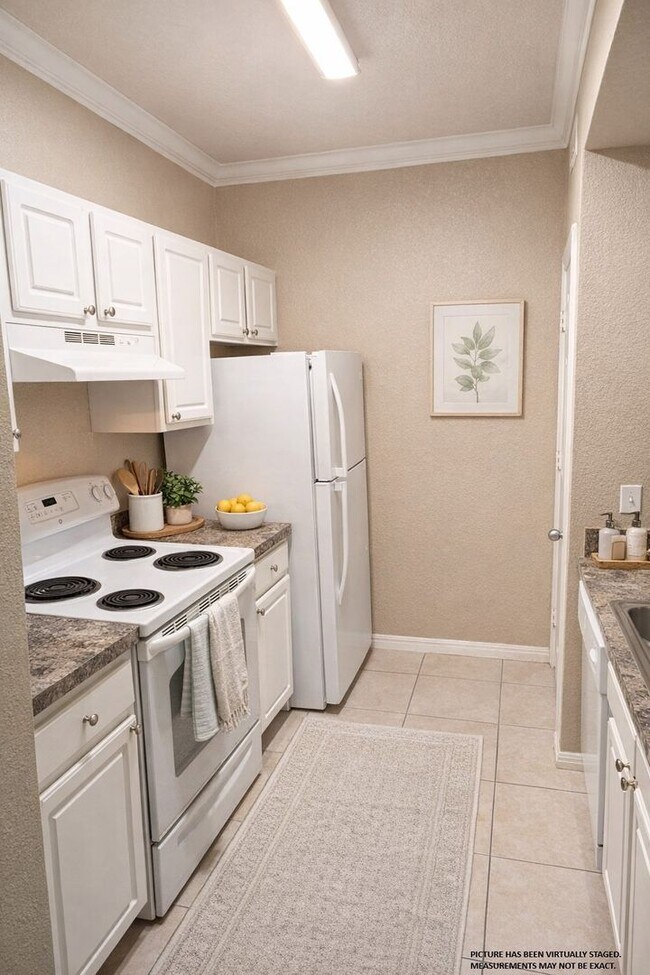 Building Photo - Clean, spacious renovated 1x1 with balconet & washer/dryer