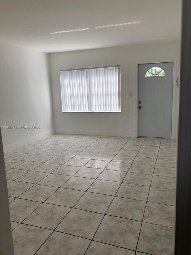 Building Photo - 1385 NE 129th St