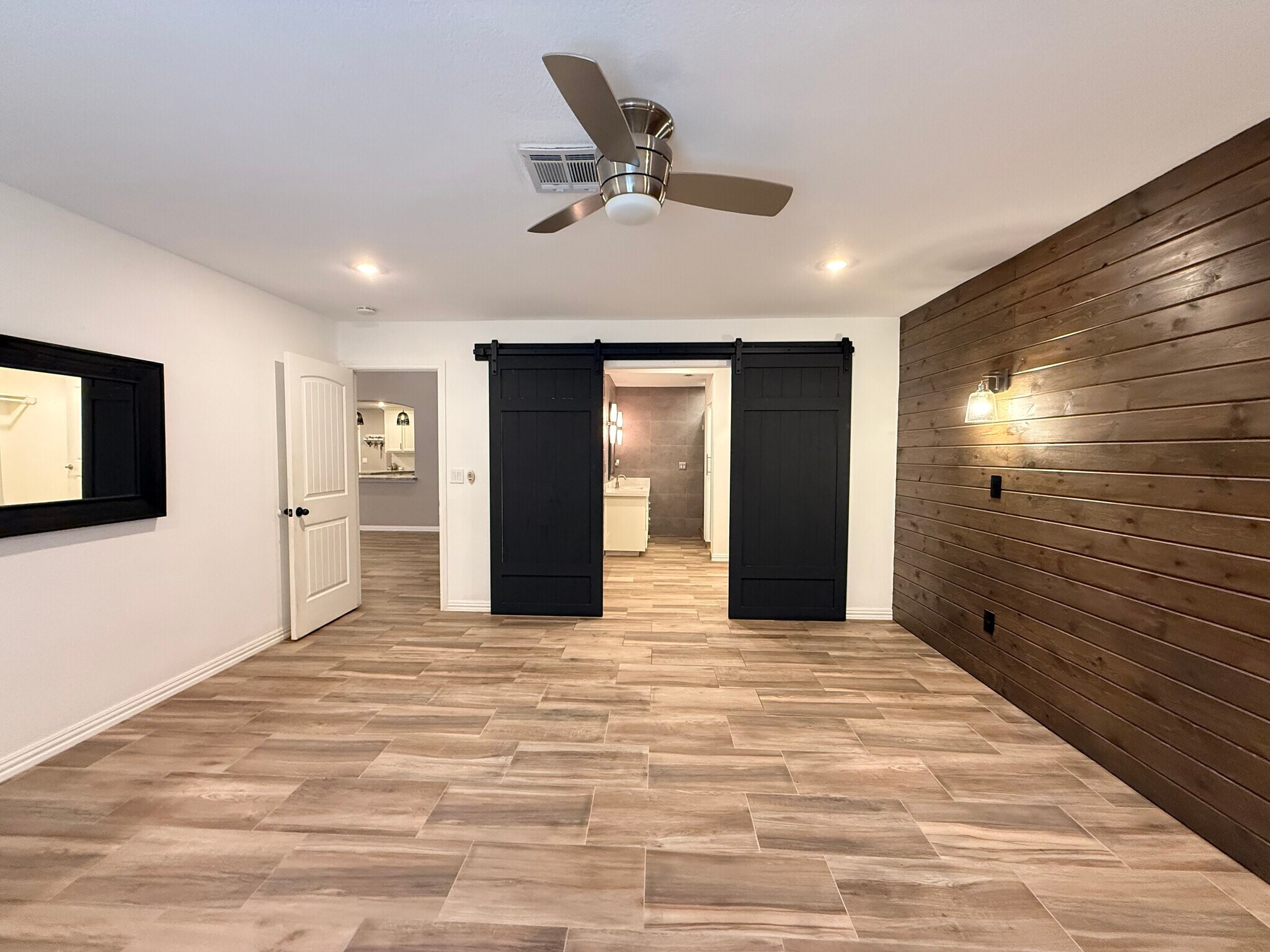 Building Photo - 135 Country Club Rd