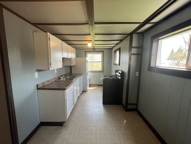 Building Photo - AVAILABLE JUNE - 3 Bed 1 Bath w/ Great View