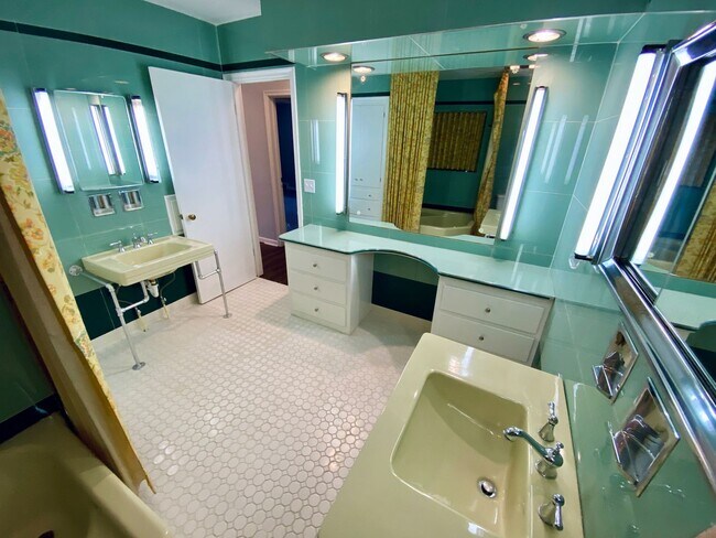 Building Photo - Remodeled Westgate Home with Attached Prof...