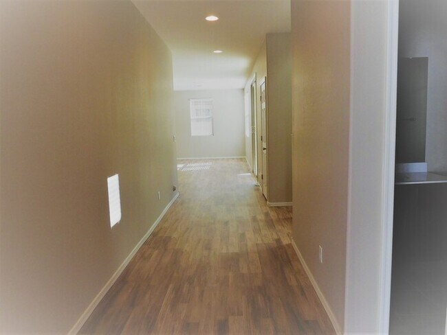 Building Photo - Naturally Well-Lit 4 bed/3 bath Single-Fam...