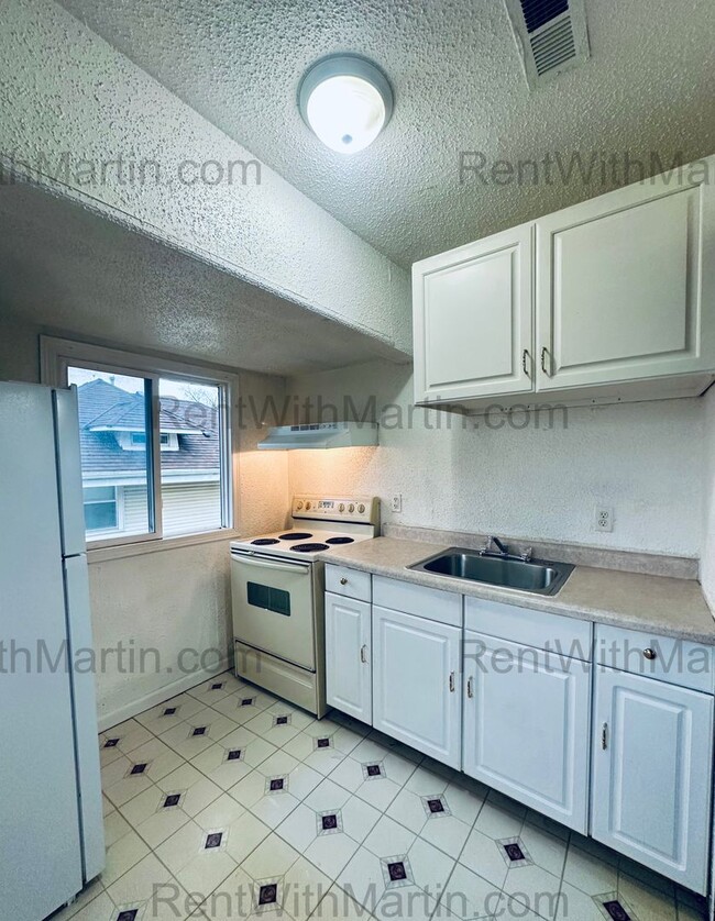 Building Photo - 820 W 2nd St