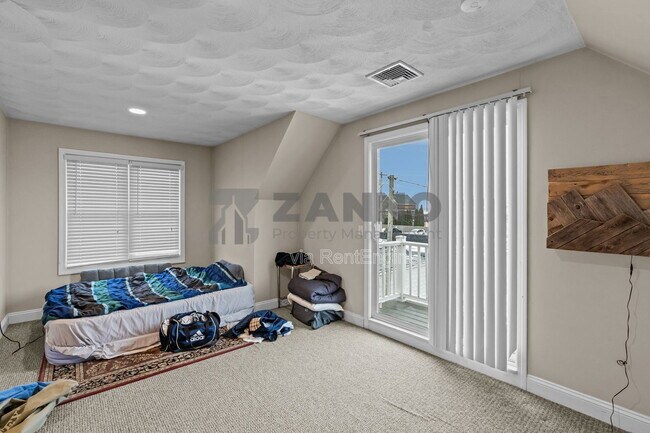 Building Photo - 498 Park Ave