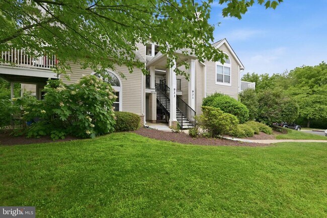 Building Photo - 933 Hillside Lake Terrace