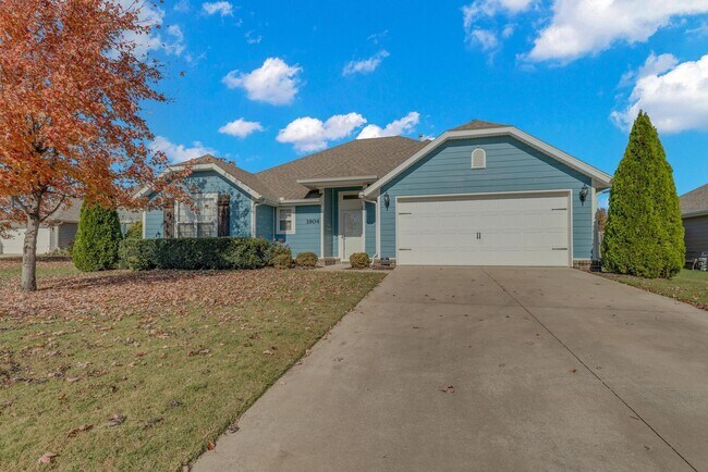Building Photo - Beautiful 3-Bedroom Home with Open Layout & Fenced Backyard!