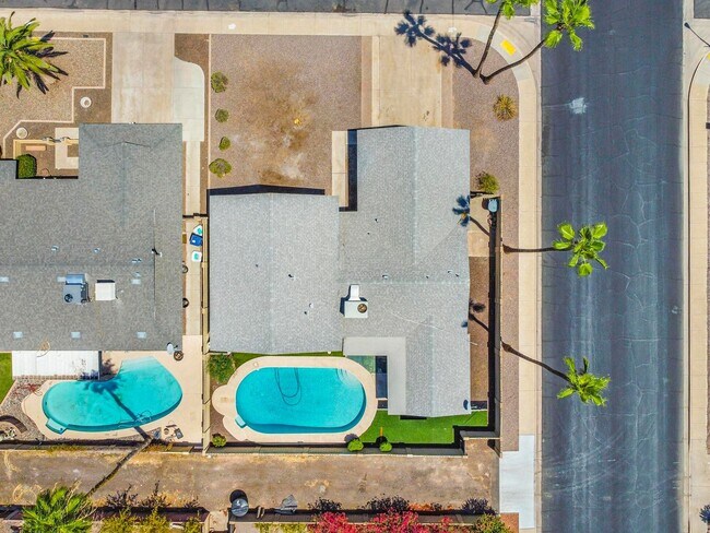 Building Photo - 6 bed/ 3.5 bath