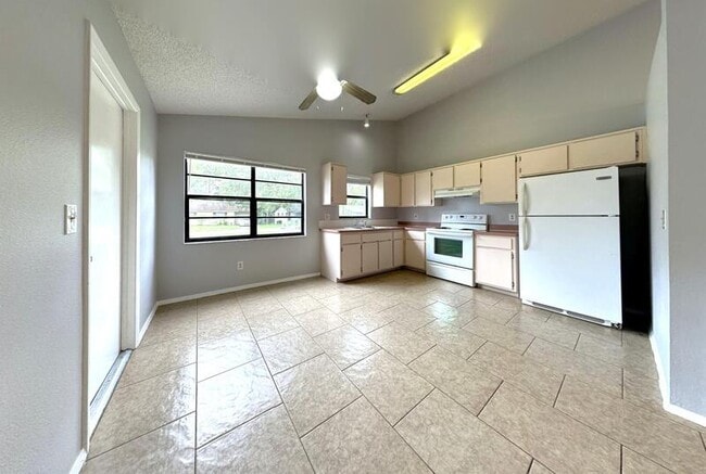 Building Photo - 1159 E Rohe St