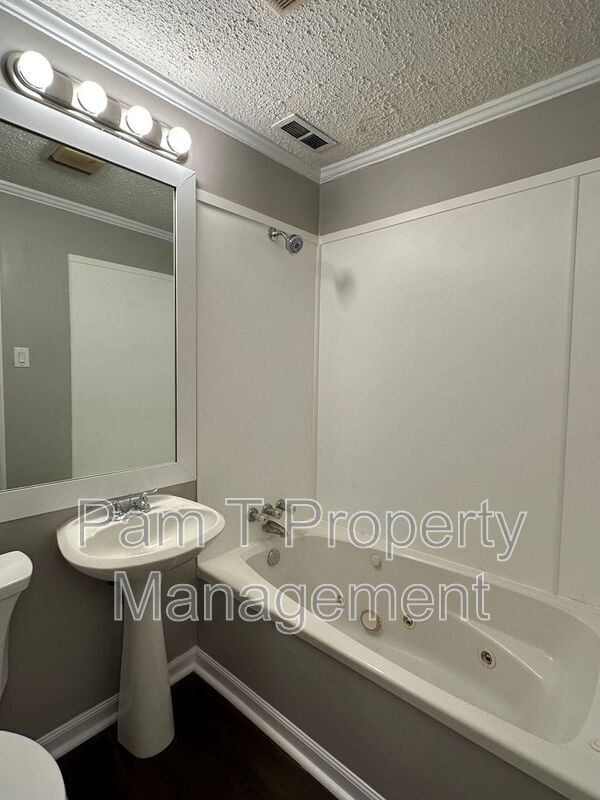 Building Photo - 7804 Clyo Cir