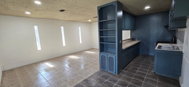 Building Photo - 206 Raymac St