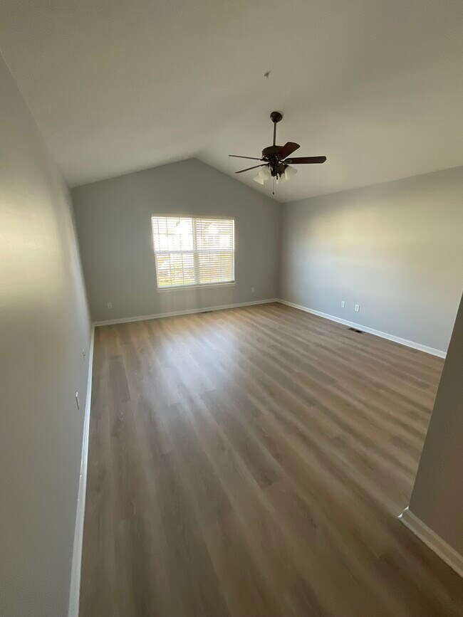 Building Photo - 28862 Cullen Dr
