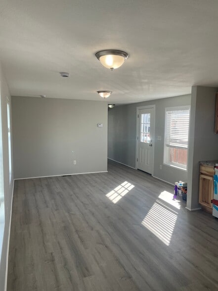 Building Photo - 2010 River Dr N