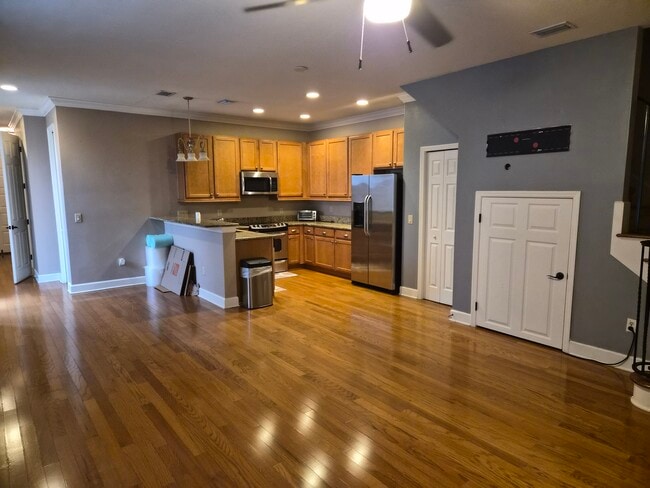 Building Photo - 113 S Packwood Ave