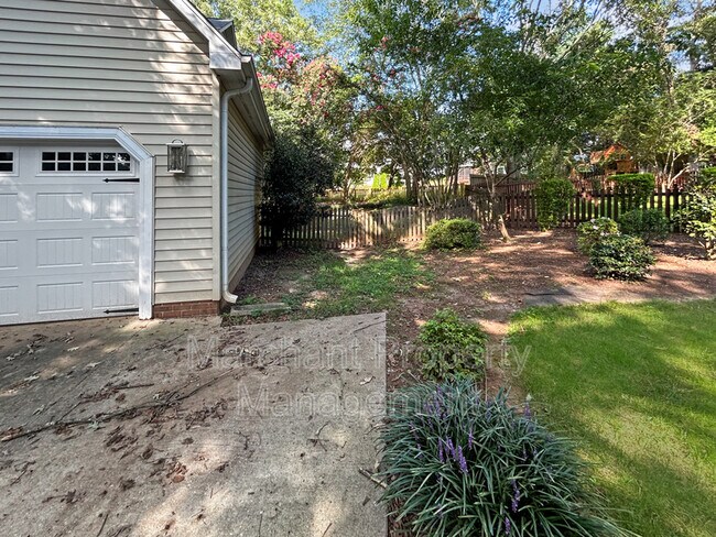 Building Photo - 7 Waxwing Ct