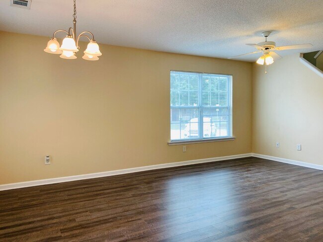 Building Photo - Wow! Newly renovated, new flooring, 1 car ...