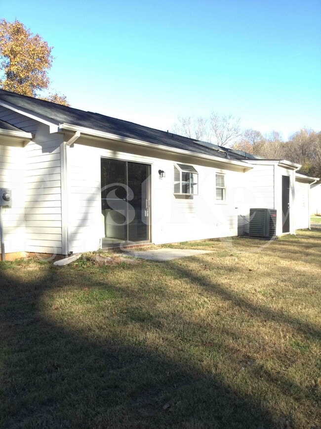 Building Photo - 5800 Old Meadow Rd