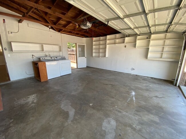 Building Photo - Spacious Home in Blue Zone Loma Linda!
