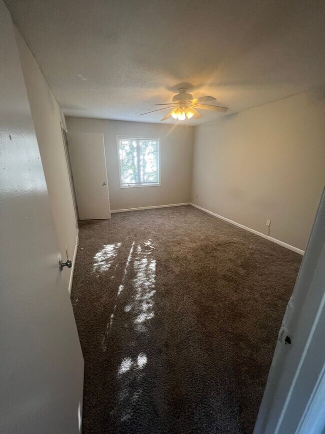 Building Photo - 1 Bd/1 Bth 2nd floor    ONLY $ 1050.00