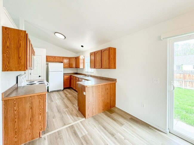 Building Photo - 3 Bed - 2 Bath - Fenced Yard
