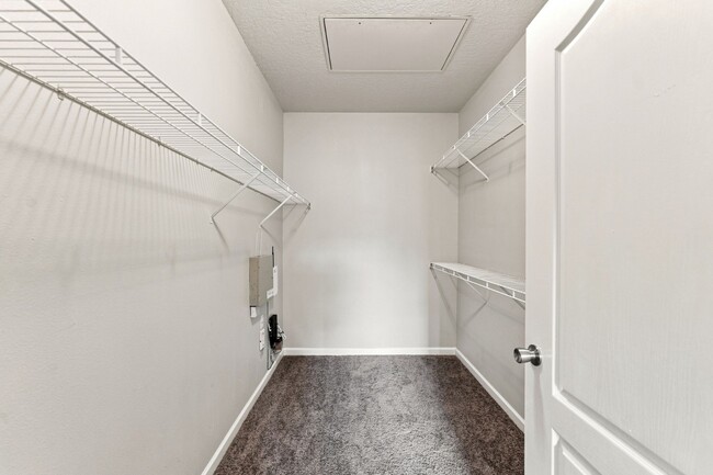 Building Photo - Absolutely Stunning 3 BR/2 BA/2 Car Garage Condo in gorgeous Gated New Tampa resort style community.