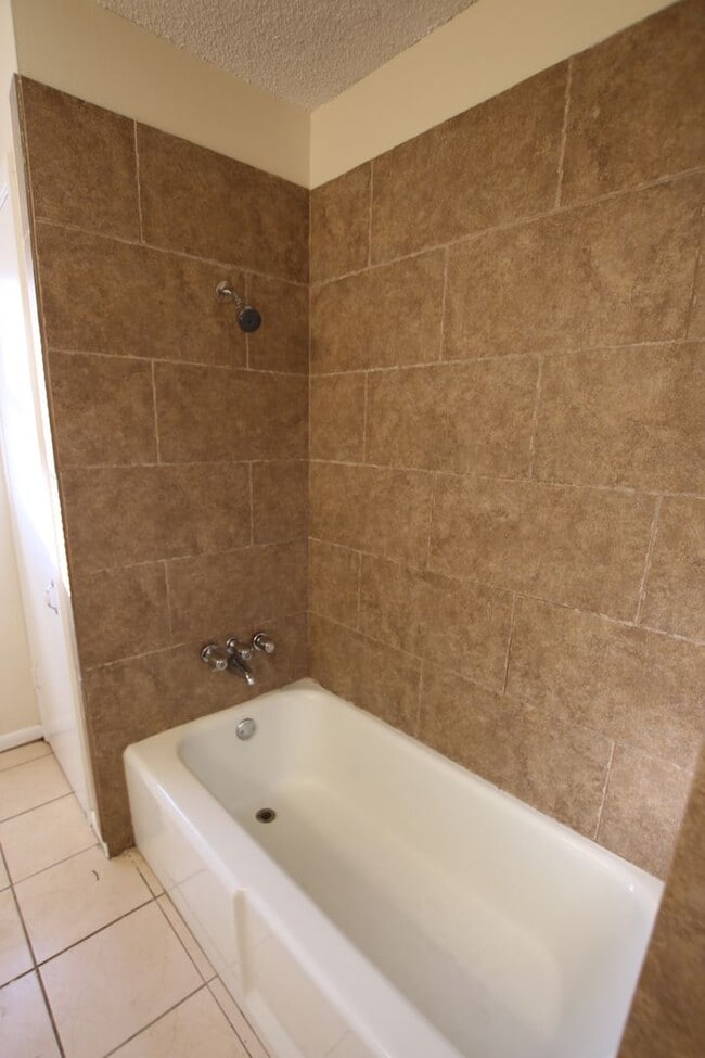 Building Photo - Spacious 3-Bedroom Home in South Tyler – A...