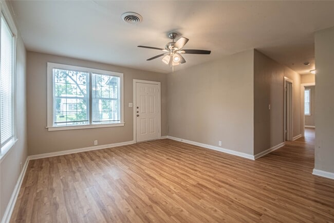 Building Photo - 203 Beatrice