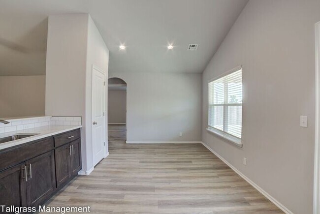 Building Photo - Beautiful 4/2.5/2 in Sand Springs!