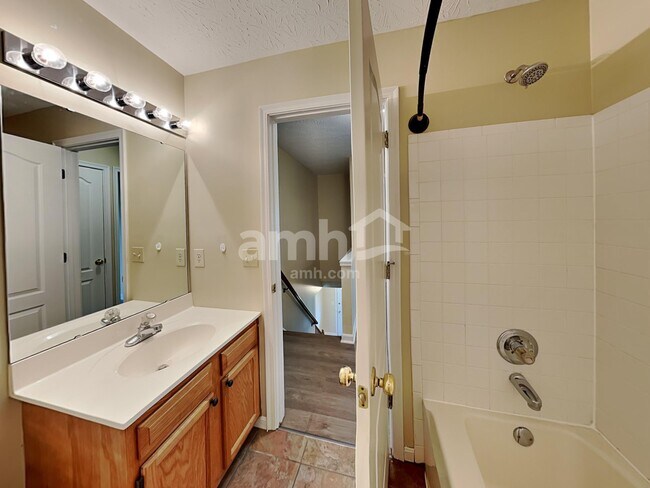 Building Photo - 753 Lakefield Dr