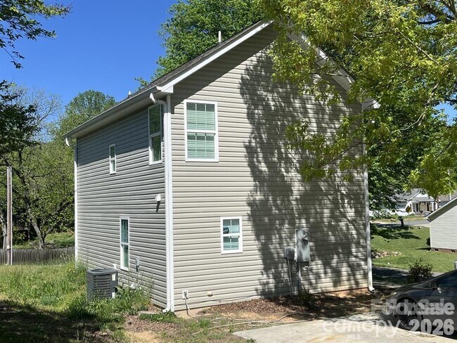 Building Photo - 1245 Carolyn Ave