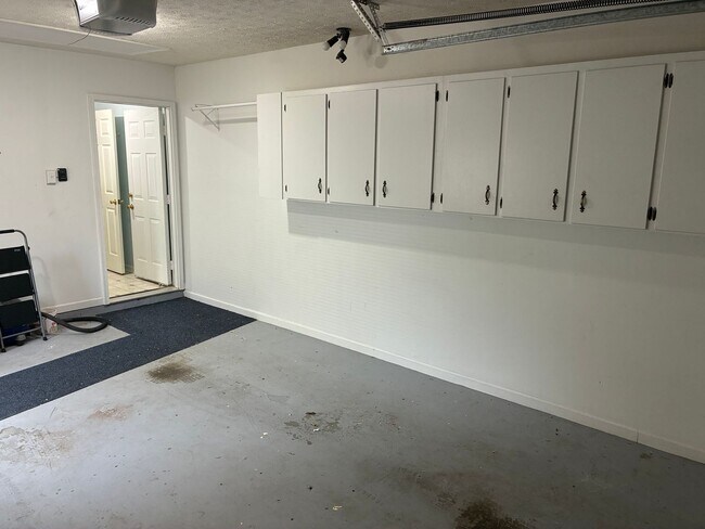 Building Photo - 3 Bed 2 Bath Newport Home Available now