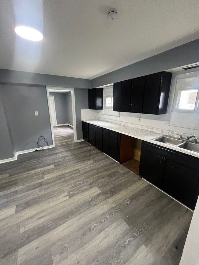 Building Photo - Section 8 Accepted! Spacious Newly Renovat...