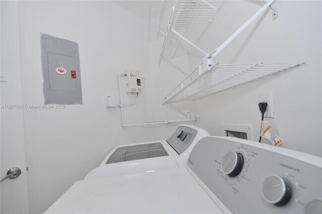 Building Photo - 9427 Fontainebleau Blvd