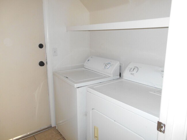 Building Photo - Spacious 4 bedroom Home Located in the Desirable Area of Henderson!