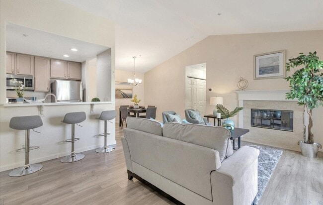 Building Photo - Beautifully Updated 2-Bed, 2-Bath Condo in...
