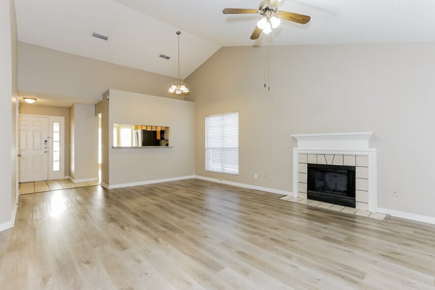 Building Photo - 7024 Wooddale Dr