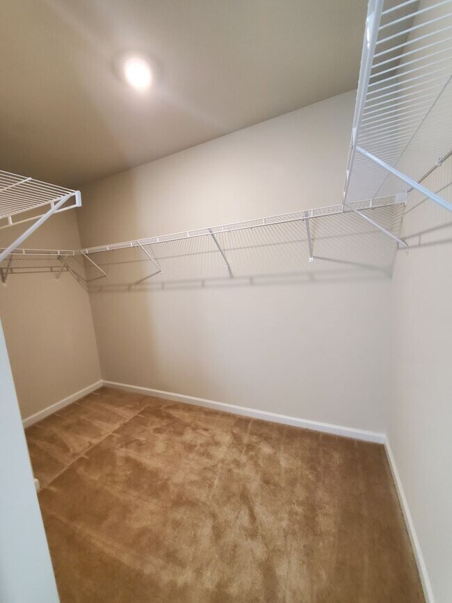 Building Photo - 3 bedroom townhome in university
