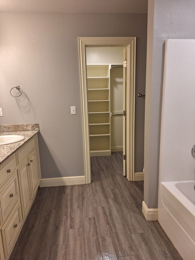 Building Photo - 3 bedroom Duplex with move in special