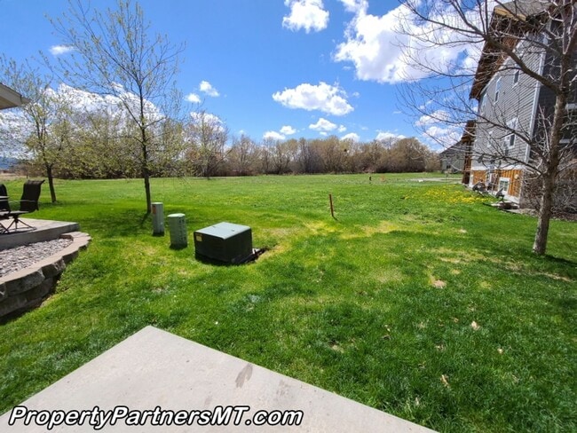 Building Photo - **$1,000 off first month rent!** Beautiful...