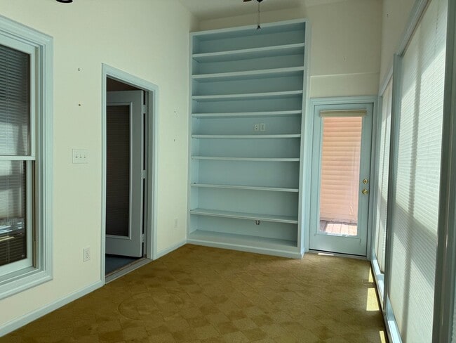 Building Photo - 3 bedroom 2.5 bath house with basement
