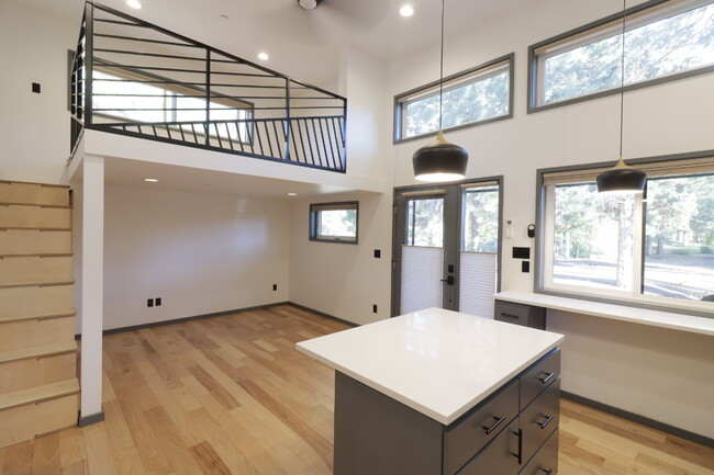 Building Photo - Unique Tiny Home in Hiatus neighborhood cl...