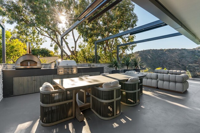 Building Photo - Prestigious Hollywood Hills Home for Rent